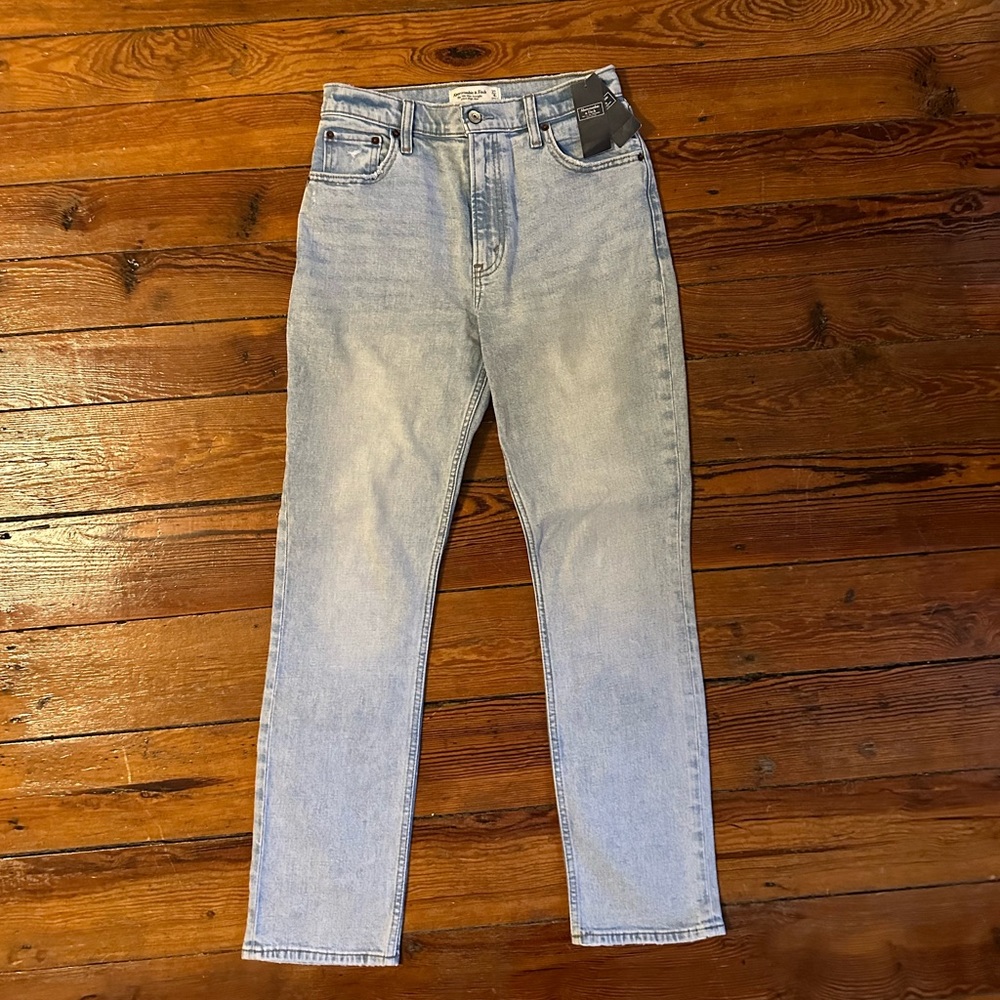 NWT Abercrombie Ultra High Rise 90s Slim Straight Jean
